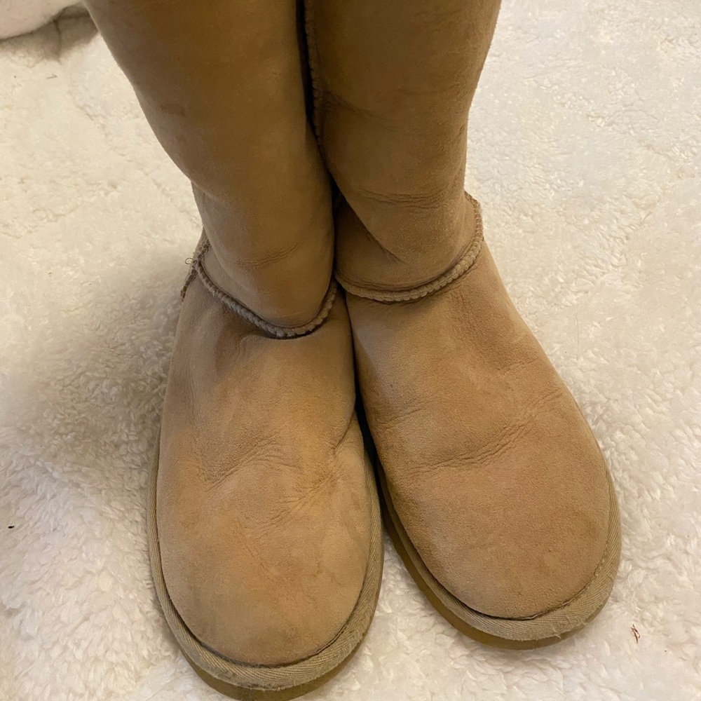 Ugg - Picture 2 of 3